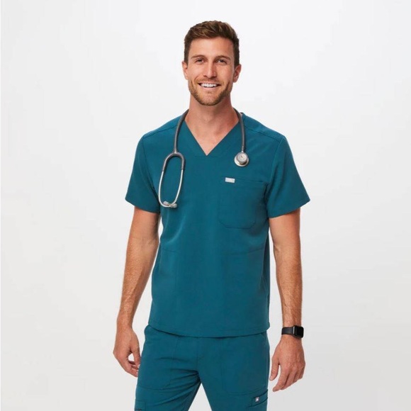 FIGS MEN CHISEC THREE POCKET SCRUB TOP - Picture 1 of 2